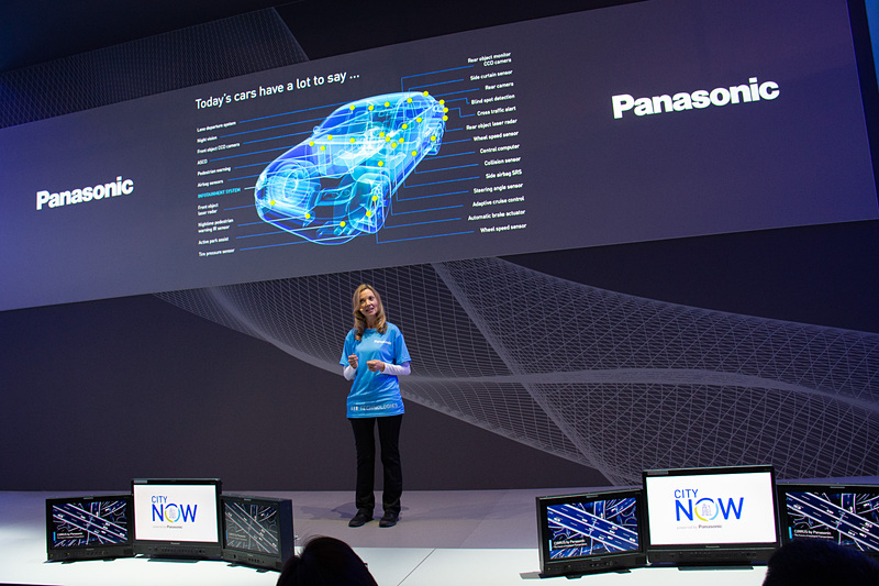 ステージではV2Xプラットフォーム「CIRRUS by Panasonic」を紹介