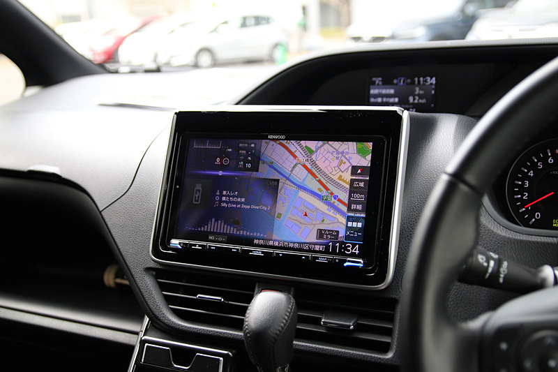 デモカーに取り付けられていたMDV-M906HDL。「ヴォクシー」「ノア」「プリウス」「C-HR」「ハリアー」などのトヨタ車にフラット装着ができる