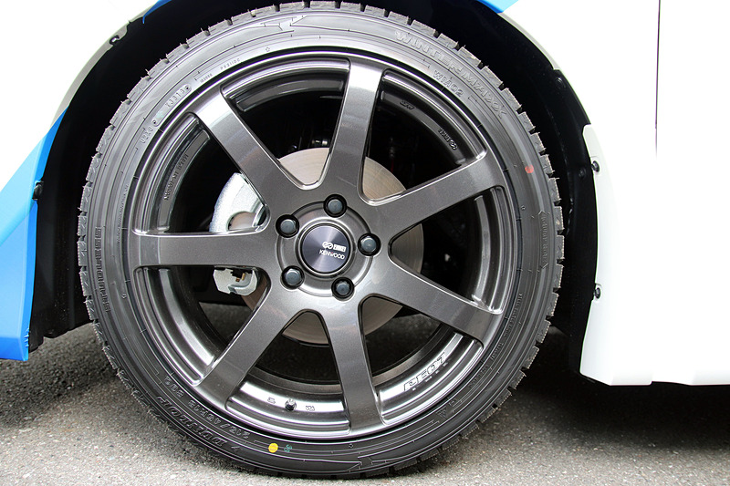 デモカーにはENKEIとコラボレーションしたホイール「KWPF07」が装着されていた