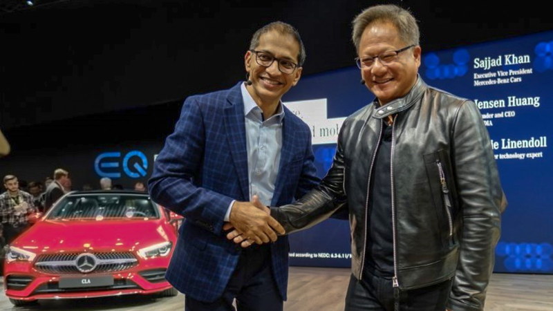 左からメルセデス・ベンツのエグゼクティブ バイスプレジデント サジャド・カーン（Sajjad Khan）氏、NVIDIA CEO ジェンスン・フアン（Jensen Huang）氏