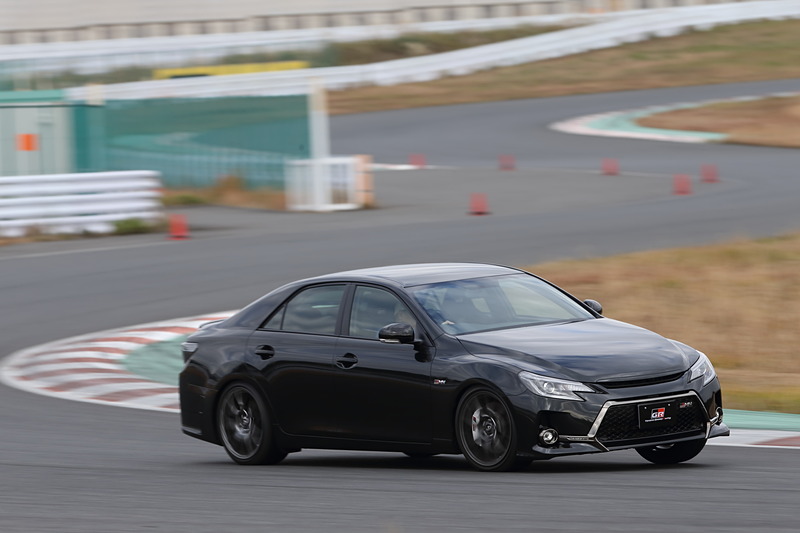 新型マークX“GRMN”はボディ剛性アップで安定性が高く、素直で扱いやすい