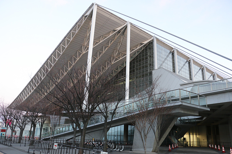 三菱自動車工業やカスタムショップなどが出展する国際展示場9-11ホール