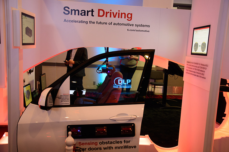 スマートキーソリューションの展示。ウィンドウに「DLP」の文字が見えるが、これも1つの提案。10キーなどを照射して、パスコード解除を行なうという