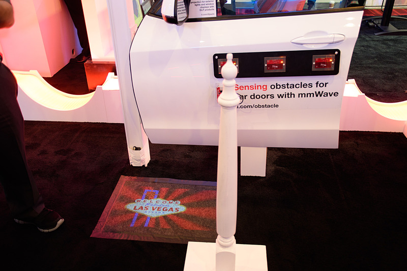 サイドミラー下部に埋め込まれたDLPユニット。路面に左折サインなどさまざまなものを描き出せる。デモではラスベガスを描いていた