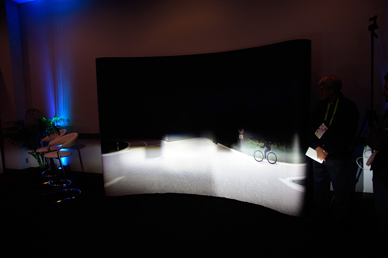 DLPヘッドライトの光。2箇所に切り込みが入っているのがお分かりだろうか