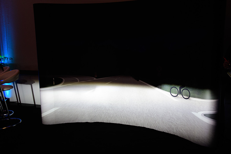 こちらは右肩上がりの配光。くっきりとした配光が行なわれている