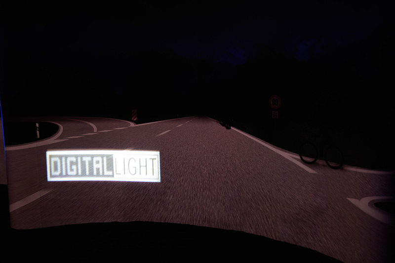 こちらは文字（ロゴ）を描いているところ