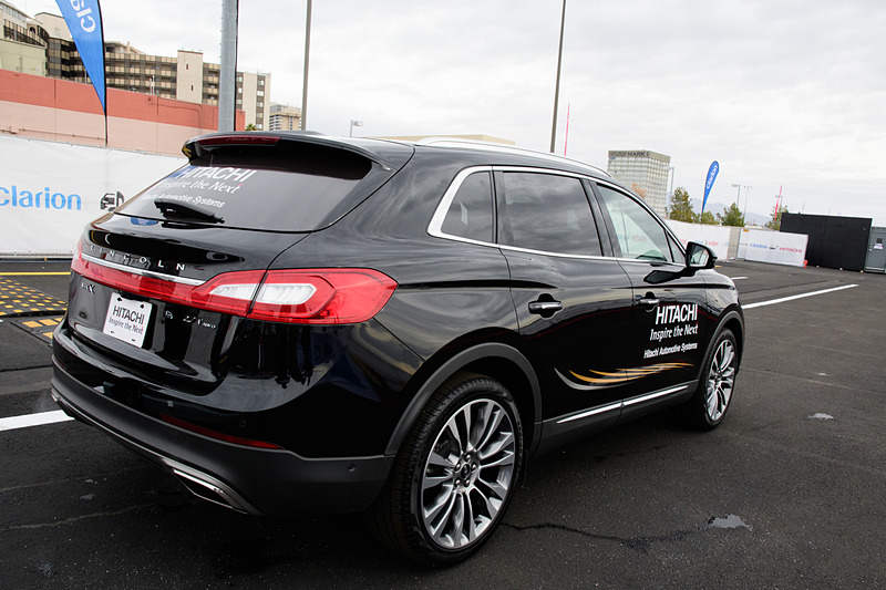 日立オートモティブシステムズの「細かな路面形状を高精度に検知可能な車載用ステレオカメラ向けの技術」搭載車。市販車を改造している