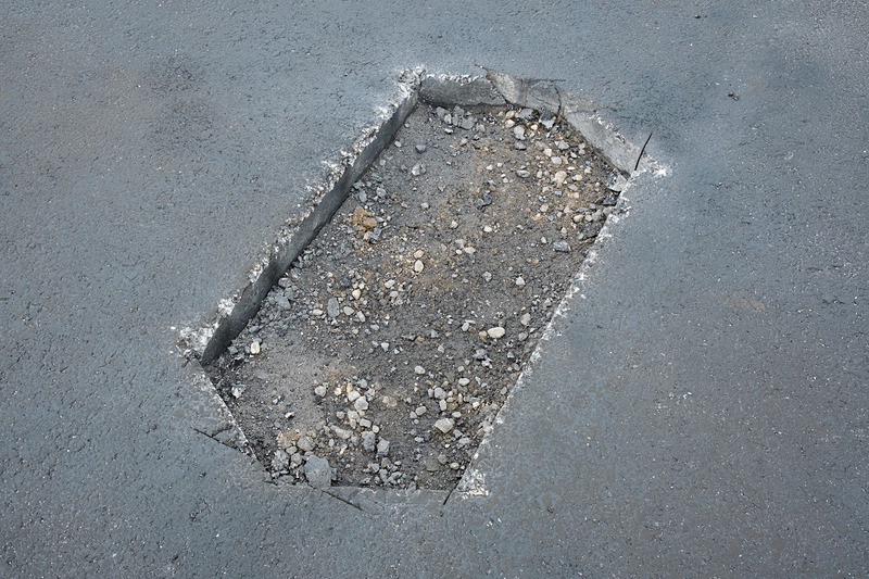 路面に開いた穴、つまりホールを再現。浅いように見えるが、システムOFFで通過時には強いショックが発生した