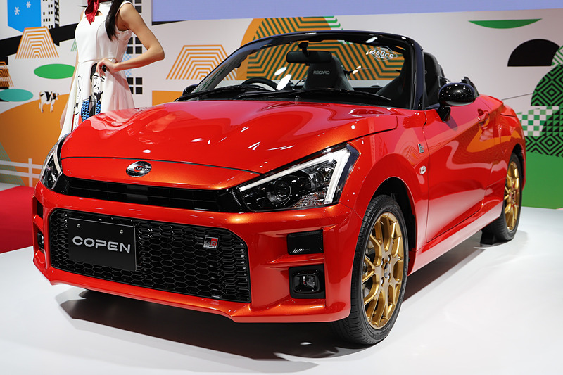 コペン GR SPORT コンセプト（ベースはコペン ローブ）のボディサイズは3395×1475×1280mm（全長×全幅×全高）、ホイールベースは2230mm。オリジナルのフロントバンパー（LEDフォグランプ付）、リアバンパー、ブラックインナーヘッドライト＆リアコンビランプを採用するとともに、専用エンブレム（フロント、サイド、リア）を装着する。足下はゴールドカラーの16インチBBSホイール（鍛造）にブリヂストン「POTENZA RE050A」（165/50 R16）の組み合わせ