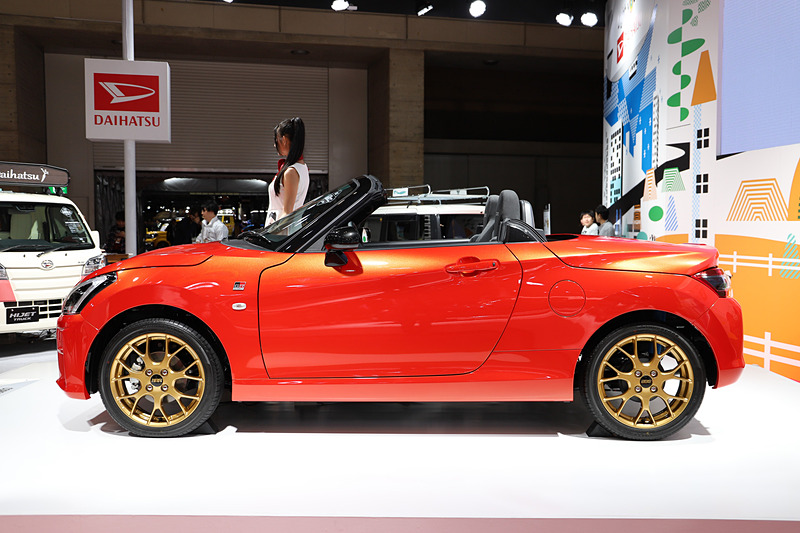 コペン GR SPORT コンセプト（ベースはコペン ローブ）のボディサイズは3395×1475×1280mm（全長×全幅×全高）、ホイールベースは2230mm。オリジナルのフロントバンパー（LEDフォグランプ付）、リアバンパー、ブラックインナーヘッドライト＆リアコンビランプを採用するとともに、専用エンブレム（フロント、サイド、リア）を装着する。足下はゴールドカラーの16インチBBSホイール（鍛造）にブリヂストン「POTENZA RE050A」（165/50 R16）の組み合わせ