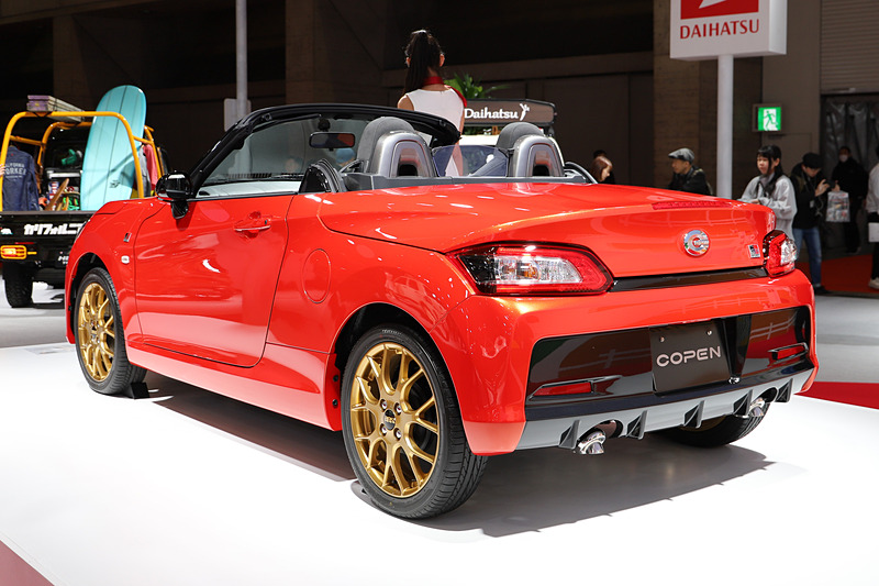 コペン GR SPORT コンセプト（ベースはコペン ローブ）のボディサイズは3395×1475×1280mm（全長×全幅×全高）、ホイールベースは2230mm。オリジナルのフロントバンパー（LEDフォグランプ付）、リアバンパー、ブラックインナーヘッドライト＆リアコンビランプを採用するとともに、専用エンブレム（フロント、サイド、リア）を装着する。足下はゴールドカラーの16インチBBSホイール（鍛造）にブリヂストン「POTENZA RE050A」（165/50 R16）の組み合わせ