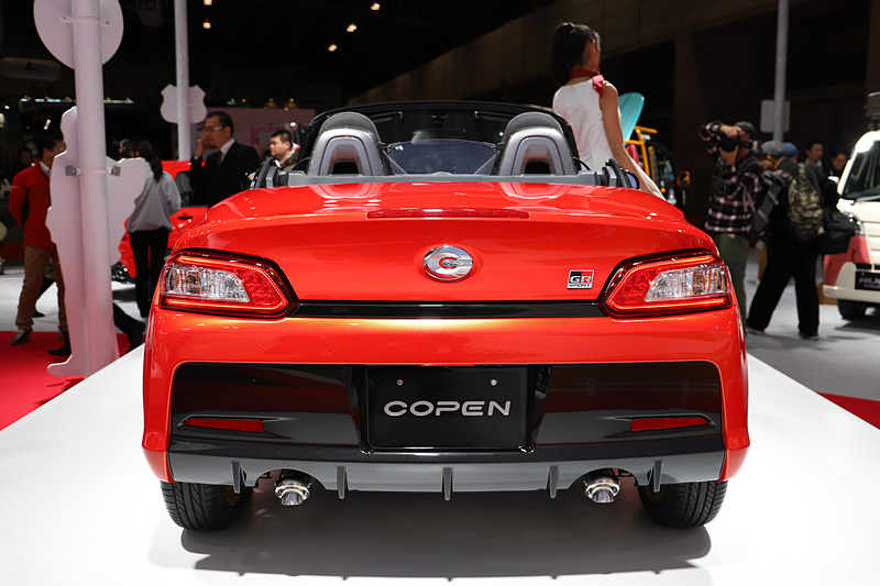 コペン GR SPORT コンセプト（ベースはコペン ローブ）のボディサイズは3395×1475×1280mm（全長×全幅×全高）、ホイールベースは2230mm。オリジナルのフロントバンパー（LEDフォグランプ付）、リアバンパー、ブラックインナーヘッドライト＆リアコンビランプを採用するとともに、専用エンブレム（フロント、サイド、リア）を装着する。足下はゴールドカラーの16インチBBSホイール（鍛造）にブリヂストン「POTENZA RE050A」（165/50 R16）の組み合わせ