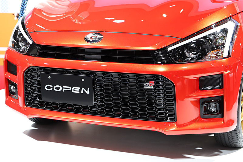 コペン GR SPORT コンセプト（ベースはコペン ローブ）のボディサイズは3395×1475×1280mm（全長×全幅×全高）、ホイールベースは2230mm。オリジナルのフロントバンパー（LEDフォグランプ付）、リアバンパー、ブラックインナーヘッドライト＆リアコンビランプを採用するとともに、専用エンブレム（フロント、サイド、リア）を装着する。足下はゴールドカラーの16インチBBSホイール（鍛造）にブリヂストン「POTENZA RE050A」（165/50 R16）の組み合わせ