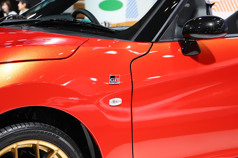 コペン GR SPORT コンセプト（ベースはコペン ローブ）のボディサイズは3395×1475×1280mm（全長×全幅×全高）、ホイールベースは2230mm。オリジナルのフロントバンパー（LEDフォグランプ付）、リアバンパー、ブラックインナーヘッドライト＆リアコンビランプを採用するとともに、専用エンブレム（フロント、サイド、リア）を装着する。足下はゴールドカラーの16インチBBSホイール（鍛造）にブリヂストン「POTENZA RE050A」（165/50 R16）の組み合わせ