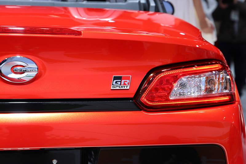 コペン GR SPORT コンセプト（ベースはコペン ローブ）のボディサイズは3395×1475×1280mm（全長×全幅×全高）、ホイールベースは2230mm。オリジナルのフロントバンパー（LEDフォグランプ付）、リアバンパー、ブラックインナーヘッドライト＆リアコンビランプを採用するとともに、専用エンブレム（フロント、サイド、リア）を装着する。足下はゴールドカラーの16インチBBSホイール（鍛造）にブリヂストン「POTENZA RE050A」（165/50 R16）の組み合わせ