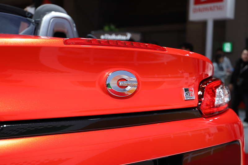 コペン GR SPORT コンセプト（ベースはコペン ローブ）のボディサイズは3395×1475×1280mm（全長×全幅×全高）、ホイールベースは2230mm。オリジナルのフロントバンパー（LEDフォグランプ付）、リアバンパー、ブラックインナーヘッドライト＆リアコンビランプを採用するとともに、専用エンブレム（フロント、サイド、リア）を装着する。足下はゴールドカラーの16インチBBSホイール（鍛造）にブリヂストン「POTENZA RE050A」（165/50 R16）の組み合わせ