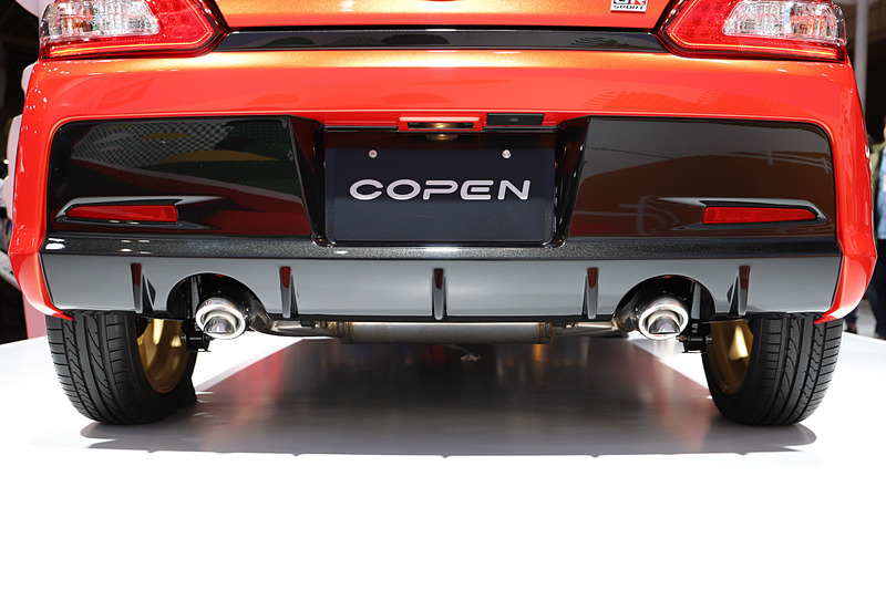コペン GR SPORT コンセプト（ベースはコペン ローブ）のボディサイズは3395×1475×1280mm（全長×全幅×全高）、ホイールベースは2230mm。オリジナルのフロントバンパー（LEDフォグランプ付）、リアバンパー、ブラックインナーヘッドライト＆リアコンビランプを採用するとともに、専用エンブレム（フロント、サイド、リア）を装着する。足下はゴールドカラーの16インチBBSホイール（鍛造）にブリヂストン「POTENZA RE050A」（165/50 R16）の組み合わせ