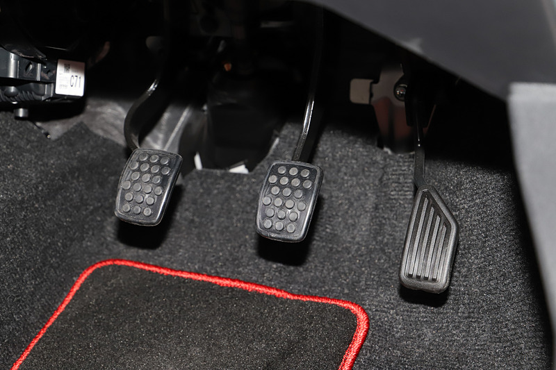 インテリアでは「GR」ロゴが入るオリジナル表皮の専用レカロシートを装備し、トランスミッションは5速MT。カーペットマットやメーターパネル、MOMOステアリングもオリジナル