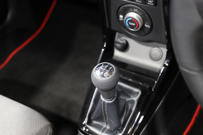 インテリアでは「GR」ロゴが入るオリジナル表皮の専用レカロシートを装備し、トランスミッションは5速MT。カーペットマットやメーターパネル、MOMOステアリングもオリジナル