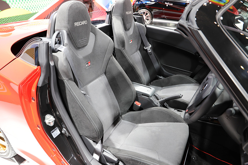 インテリアでは「GR」ロゴが入るオリジナル表皮の専用レカロシートを装備し、トランスミッションは5速MT。カーペットマットやメーターパネル、MOMOステアリングもオリジナル