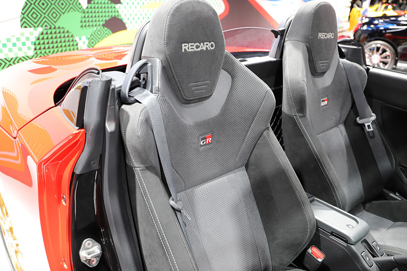 インテリアでは「GR」ロゴが入るオリジナル表皮の専用レカロシートを装備し、トランスミッションは5速MT。カーペットマットやメーターパネル、MOMOステアリングもオリジナル