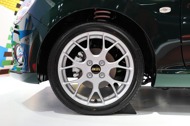 展示車両はブリヂストン「ポテンザ RE050A」を装着。サイズは前後ともに165/50 R16