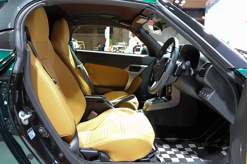 ブリティッシュグリーンマイカのボディカラーは、インテリアカラーがベージュとなる（ボディカラーがパールホワイトIIIの場合はブラック）