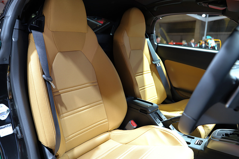 ブリティッシュグリーンマイカのボディカラーは、インテリアカラーがベージュとなる（ボディカラーがパールホワイトIIIの場合はブラック）