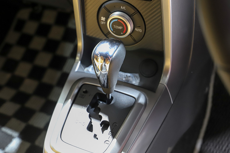 MOMO製皮巻ステアリングホイール。展示車両はCVT車のため、パドルシフトが付く