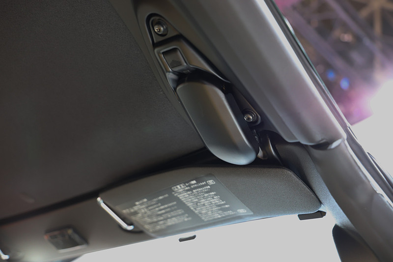 天井にはキャッチが残ったままになっているが、これは固定用。ルーフを開くことはできない