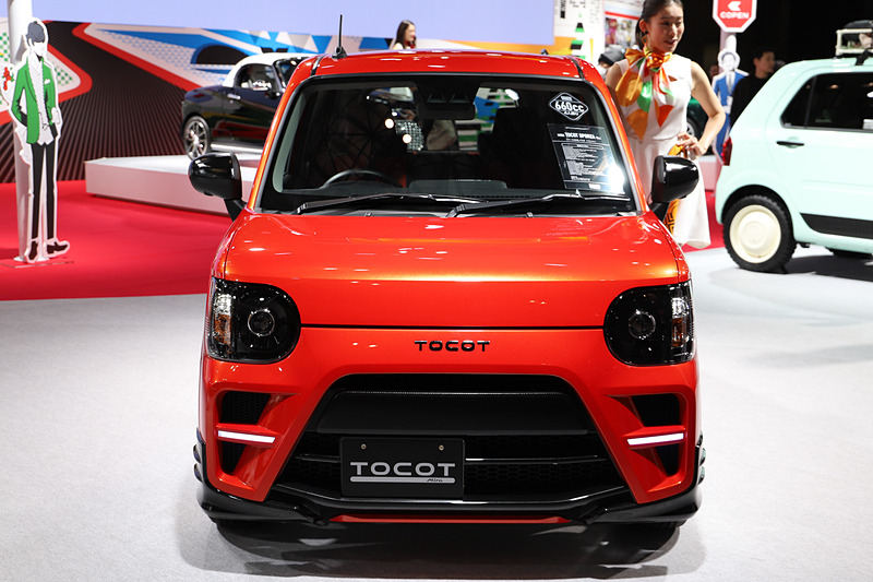 「ミラ トコット」にオリジナルのフロントバンパー（LEDデイライト付）、サイドストーンガード、リアバンパー、ルーフエンドスポイラー、ブラックインナーヘッドライト、スポーツマフラー、ミラーカバー（カーボン調）などを装着して、「ミラ TR-XX」を彷彿とさせるデザインに仕立てた