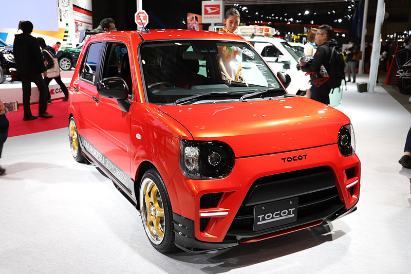 「ミラ トコット」にオリジナルのフロントバンパー（LEDデイライト付）、サイドストーンガード、リアバンパー、ルーフエンドスポイラー、ブラックインナーヘッドライト、スポーツマフラー、ミラーカバー（カーボン調）などを装着して、「ミラ TR-XX」を彷彿とさせるデザインに仕立てた