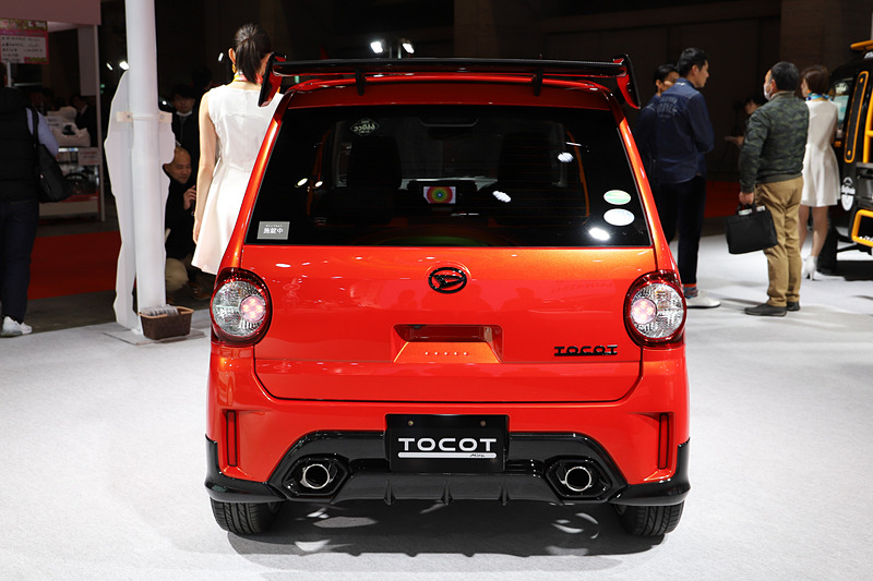 「ミラ トコット」にオリジナルのフロントバンパー（LEDデイライト付）、サイドストーンガード、リアバンパー、ルーフエンドスポイラー、ブラックインナーヘッドライト、スポーツマフラー、ミラーカバー（カーボン調）などを装着して、「ミラ TR-XX」を彷彿とさせるデザインに仕立てた