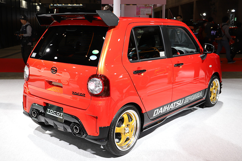 「ミラ トコット」にオリジナルのフロントバンパー（LEDデイライト付）、サイドストーンガード、リアバンパー、ルーフエンドスポイラー、ブラックインナーヘッドライト、スポーツマフラー、ミラーカバー（カーボン調）などを装着して、「ミラ TR-XX」を彷彿とさせるデザインに仕立てた