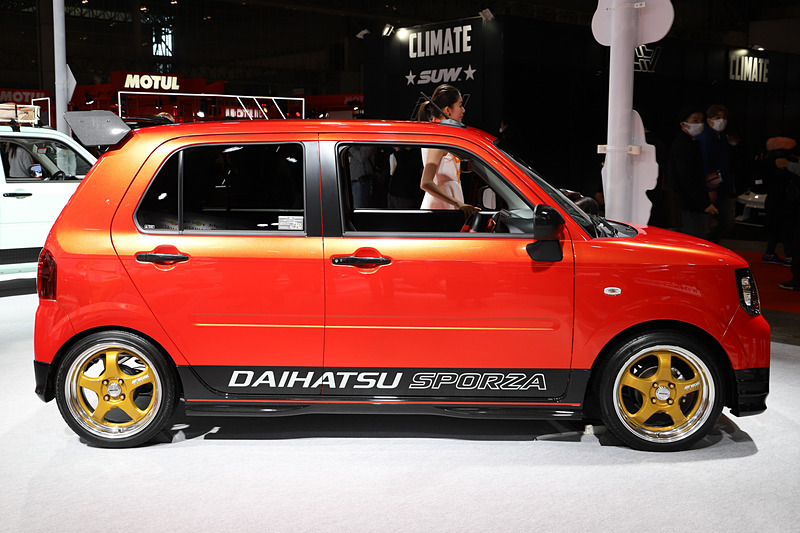 「ミラ トコット」にオリジナルのフロントバンパー（LEDデイライト付）、サイドストーンガード、リアバンパー、ルーフエンドスポイラー、ブラックインナーヘッドライト、スポーツマフラー、ミラーカバー（カーボン調）などを装着して、「ミラ TR-XX」を彷彿とさせるデザインに仕立てた