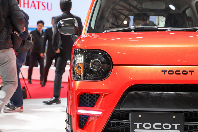 「ミラ トコット」にオリジナルのフロントバンパー（LEDデイライト付）、サイドストーンガード、リアバンパー、ルーフエンドスポイラー、ブラックインナーヘッドライト、スポーツマフラー、ミラーカバー（カーボン調）などを装着して、「ミラ TR-XX」を彷彿とさせるデザインに仕立てた