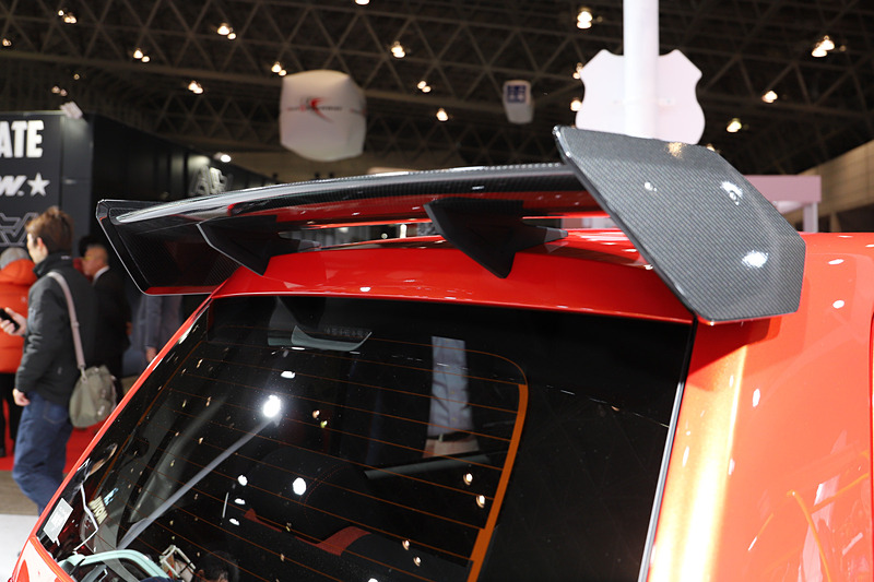 「ミラ トコット」にオリジナルのフロントバンパー（LEDデイライト付）、サイドストーンガード、リアバンパー、ルーフエンドスポイラー、ブラックインナーヘッドライト、スポーツマフラー、ミラーカバー（カーボン調）などを装着して、「ミラ TR-XX」を彷彿とさせるデザインに仕立てた