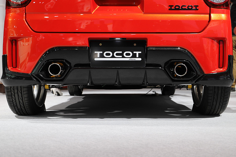 「ミラ トコット」にオリジナルのフロントバンパー（LEDデイライト付）、サイドストーンガード、リアバンパー、ルーフエンドスポイラー、ブラックインナーヘッドライト、スポーツマフラー、ミラーカバー（カーボン調）などを装着して、「ミラ TR-XX」を彷彿とさせるデザインに仕立てた