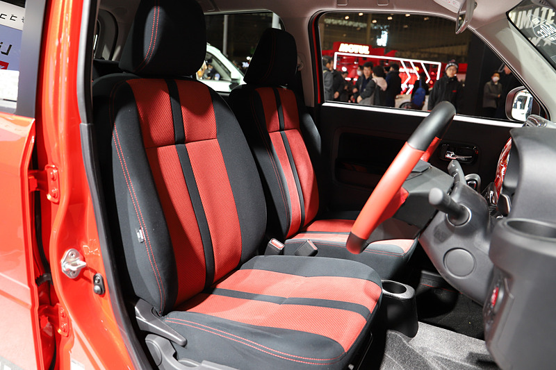 インテリアも赤と黒を基調として、シート表皮、加飾パネル、MOMO製ステアリング、ドアトリム、パワーウィンドウスイッチパネル、カーペットマット、センターコンソールトレイガーニッシュなどをオリジナル化