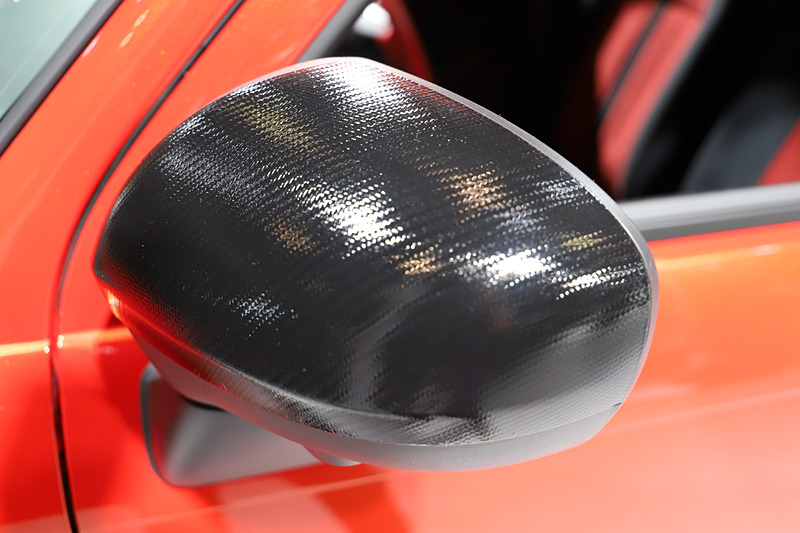 「ミラ トコット」にオリジナルのフロントバンパー（LEDデイライト付）、サイドストーンガード、リアバンパー、ルーフエンドスポイラー、ブラックインナーヘッドライト、スポーツマフラー、ミラーカバー（カーボン調）などを装着して、「ミラ TR-XX」を彷彿とさせるデザインに仕立てた