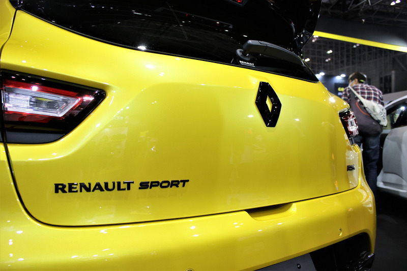 ルーテシア R.S. トロフィー アクラポヴィッチは最高出力162kW（220PS）/6050rpm、最大トルク260Nm（26.5kgfm）/2000rpmを発生する直列4気筒DOHC 1.6リッター直噴ターボエンジンを搭載