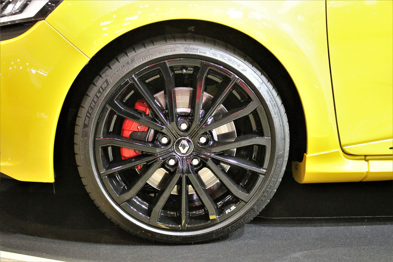 ルーテシア R.S. トロフィー アクラポヴィッチは最高出力162kW（220PS）/6050rpm、最大トルク260Nm（26.5kgfm）/2000rpmを発生する直列4気筒DOHC 1.6リッター直噴ターボエンジンを搭載