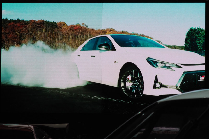 友山氏による試乗の様子