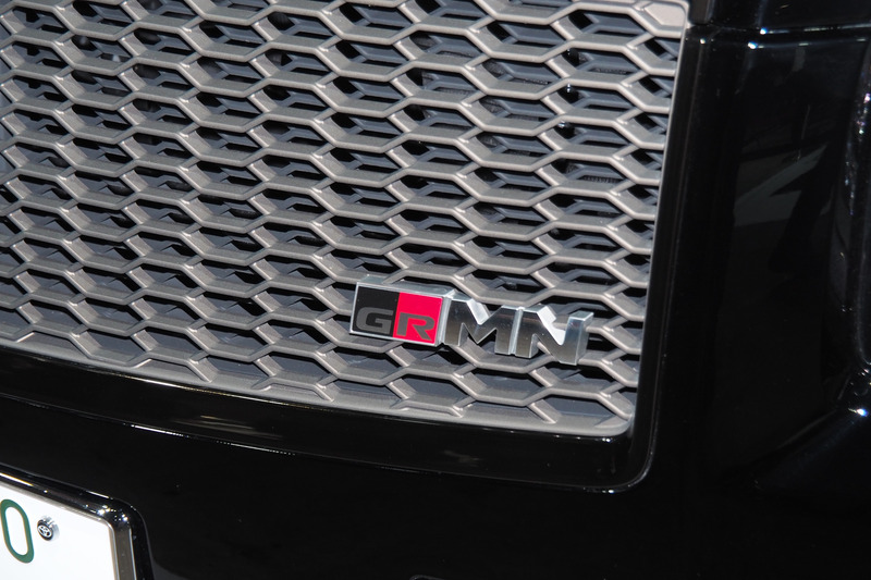 専用グリルとGRMNのバッヂ