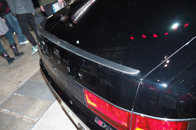 黒ボディでは分かりにくいが、カーボン柄のスポイラーを装着