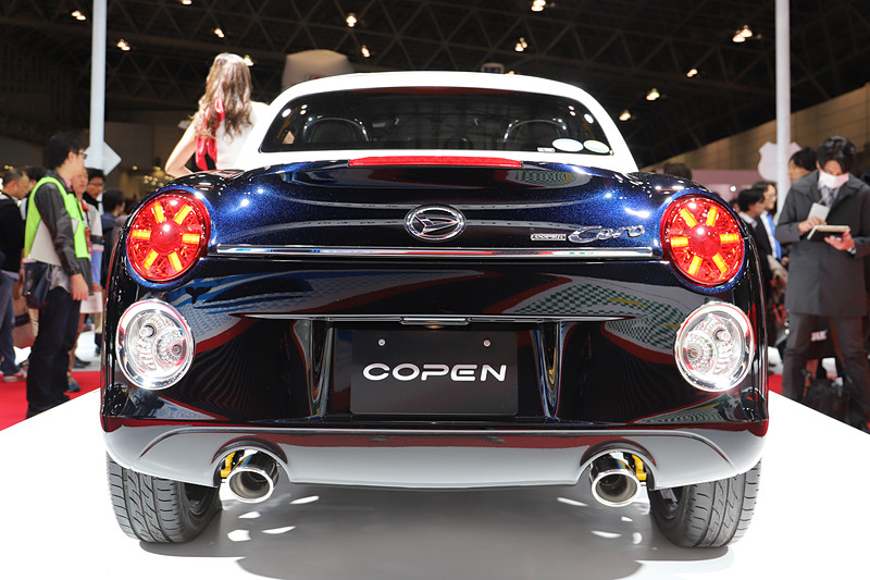 メッキパーツやネイビーのボディカラーに映えるホワイトアクセントパーツなど、シックなイメージのエクステリア