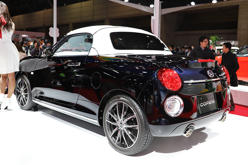 メッキパーツやネイビーのボディカラーに映えるホワイトアクセントパーツなど、シックなイメージのエクステリア