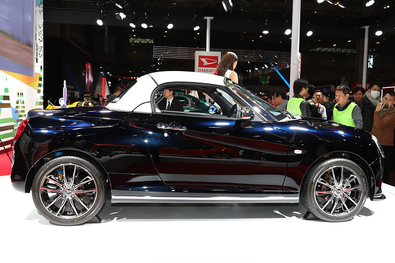 メッキパーツやネイビーのボディカラーに映えるホワイトアクセントパーツなど、シックなイメージのエクステリア