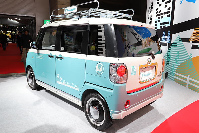 初音ミクの衣装のモチーフやシルエットを内外装に多用して、海仕様にカスタマイズした「ムーヴ キャンバス 初音ミク リミテッド パッケージ ビーチクルージン Ver.」